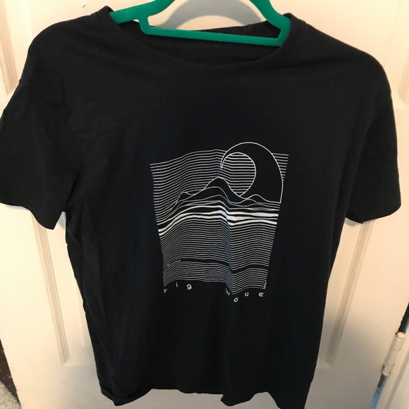 Black tshirt with wave - Picture 1 of 2